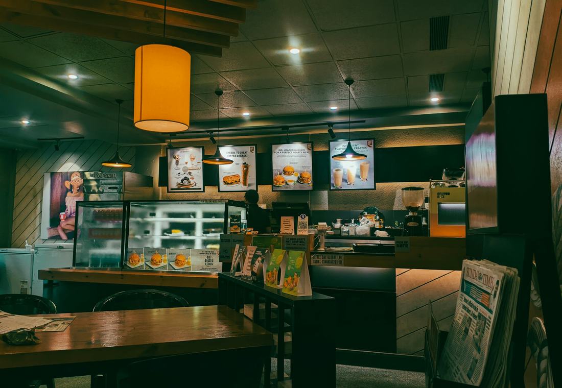 Warm verlicht interieur van een café